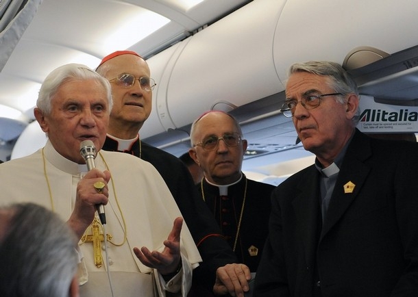 Il Santo Padre risponde alle domande dei giornalisti durante il volo che lo ha portato a Berlino