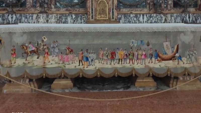 Esposta in Cattedrale la tovaglia policroma della “Cavalcata dell’Assunta”